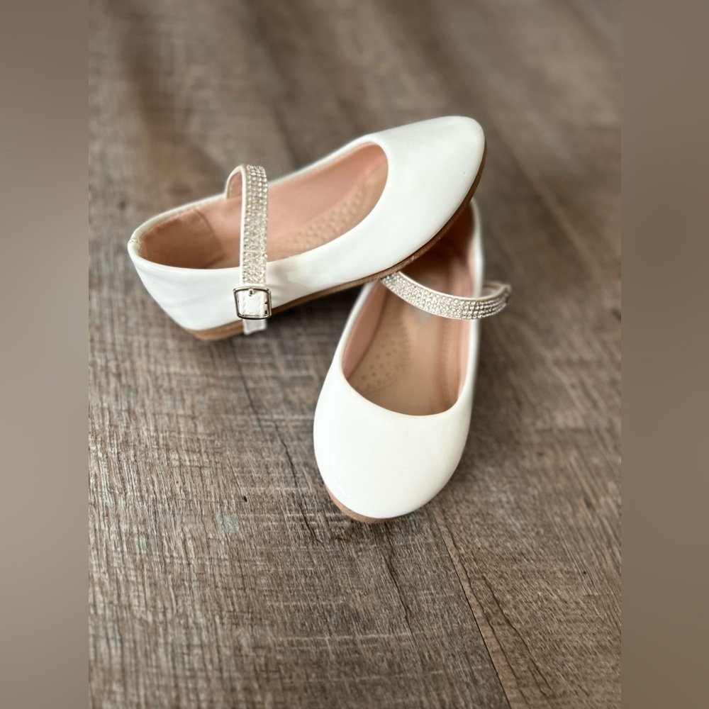 🌸 $10 SALE 🌸 Link Toddler White Shoes Size 9